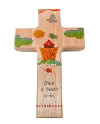 CROIX EN BOIS: DIEU A TOUT CREE